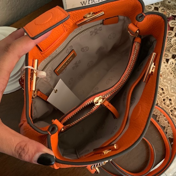 New 🍁Tory Burch carter small tote 🍁🍁 - Picture 6 of 9